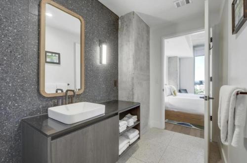 Postel nebo postele na pokoji v ubytování Rainey St Luxury Condo Balcony