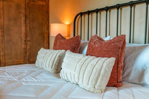 a group of pillows sitting on top of a bed at Hábimo - Valle de Guadalupe in Valle de Guadalupe