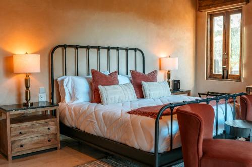 a bedroom with a bed with red and white pillows at Hábimo - Valle de Guadalupe in Valle de Guadalupe