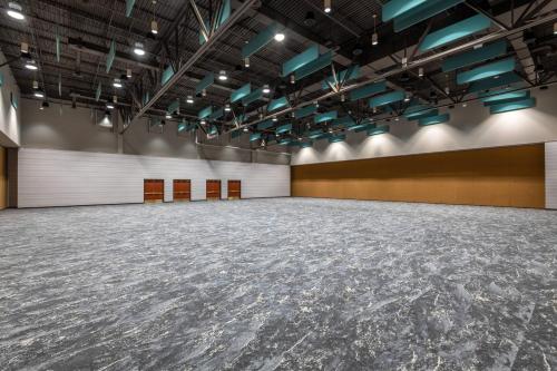a large room with a large carpeted floor at Madison Marriott West in Middleton