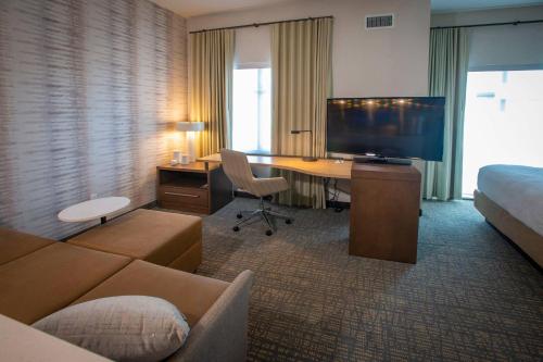 Телевизор и/или развлекательный центр в Residence Inn by Marriott Pensacola Airport/Medical Center
