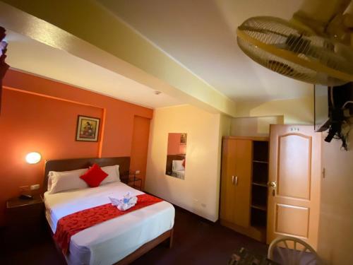 una camera con un grande letto con una parete arancione di Hotel SPRING a Lima