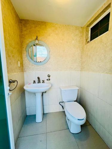 a bathroom with a toilet and a sink at Venator House Habitación sencilla #16 in Miravalle