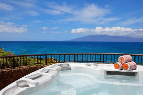a hot tub with a view of the ocean at Sheraton Maui Resort & Spa in Lahaina