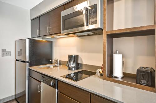 Kuchyň nebo kuchyňský kout v ubytování TownePlace Suites by Marriott Cranbury South Brunswick