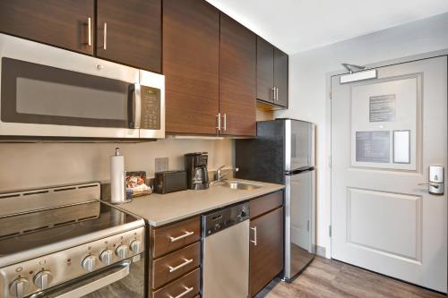 Kuchyň nebo kuchyňský kout v ubytování TownePlace Suites by Marriott Cranbury South Brunswick