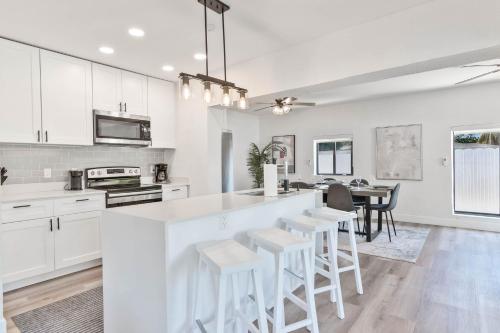 Η κουζίνα ή μικρή κουζίνα στο Boho Chic 3 Bed 2 Bath with Heated Pool & BBQ Great for Families