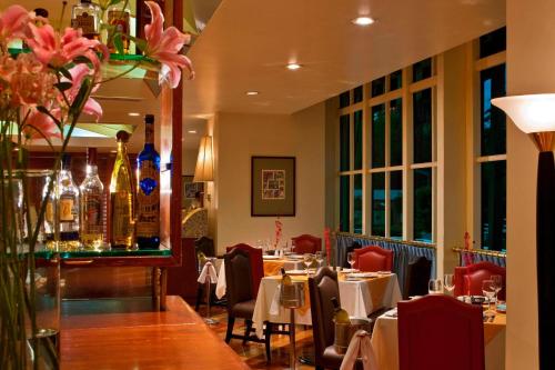 a restaurant with tables and chairs and flowers in a room at Sheraton Maria Isabel Mexico City Reforma in Mexico City