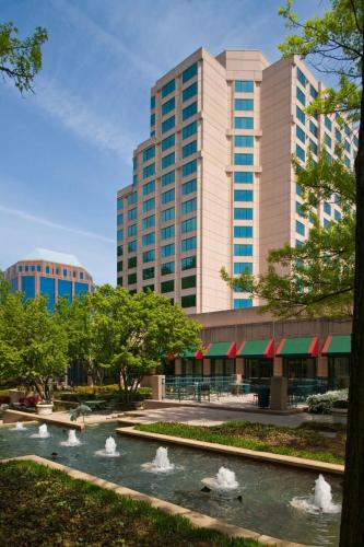 a large building with a fountain in front of a building at Falls Church Marriott Fairview Park in Falls Church