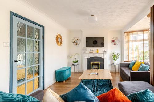 a living room with a couch and a table at Beautiful 3 bedroom house with garden + Parking in Oxford