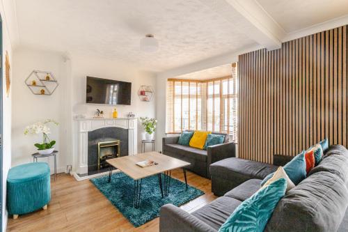 a living room with a couch and a fireplace at Beautiful 3 bedroom house with garden + Parking in Oxford