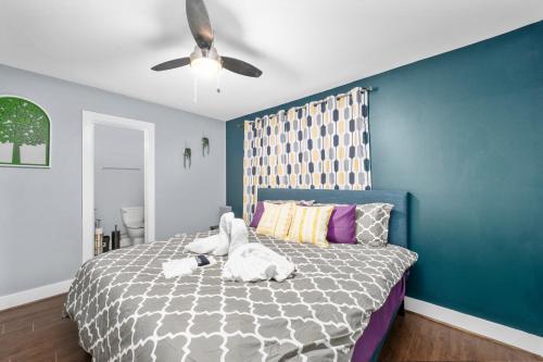 a bedroom with a bed with a blue wall at Chic 1BR Stay with King Bed and Free Park in Houston