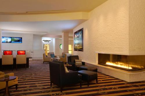 a lobby with a fireplace in a hotel room at Marriott Marquis Washington, DC in Washington
