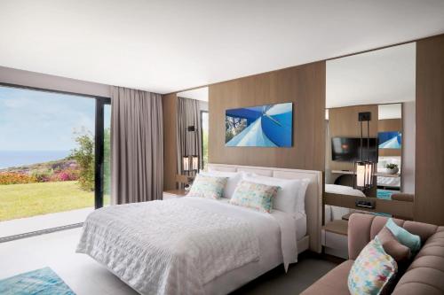 Postel nebo postele na pokoji v ubytování Le Meridien Bodrum Beach Resort