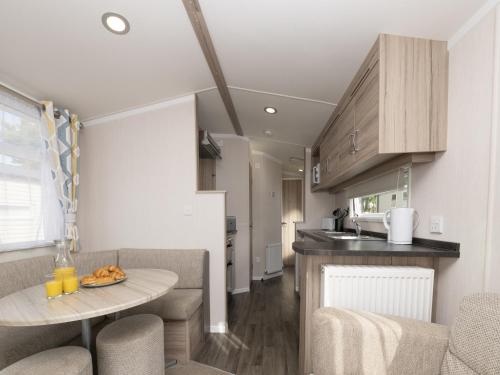 Kuchyň nebo kuchyňský kout v ubytování Sunbeam Caravan by Belvilla