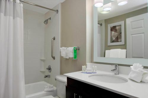 Phòng tắm tại TownePlace Suites Fort Worth Southwest TCU Area