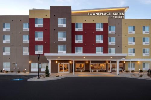 a hotel front of a building with a parking lot at TownePlace Suites by Marriott Twin Falls in Twin Falls