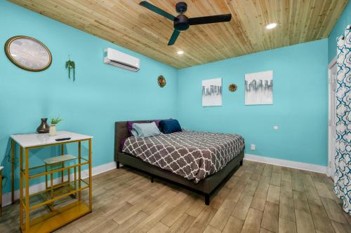 a bedroom with a bed and a ceiling fan at Modern Studio Retreat with King Bed, Full Kitchen & Free Park in Houston