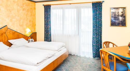 Un pat sau paturi într-o cameră la Landhotel Mappacher Hof