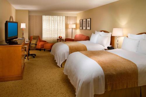 Un ou plusieurs lits dans un hébergement de l'établissement Toronto Airport Marriott Hotel