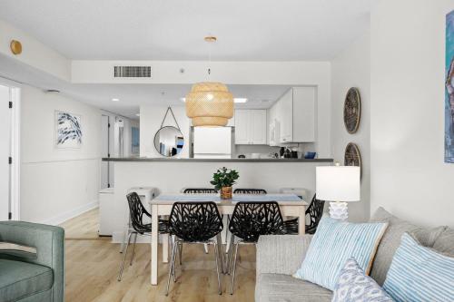 Η κουζίνα ή μικρή κουζίνα στο Wow! Oceanview 3 bedroom condo! Pool & private balcony