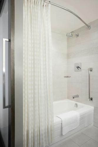 Un baño de Calgary Marriott Downtown Hotel