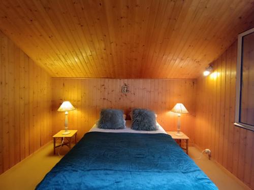 Un dormitorio con una cama grande con dos lámparas. en Maison familiale près plage St Brevin, animaux admis, parking privé - FR-1-364-40, en Saint-Brevin-les-Pins