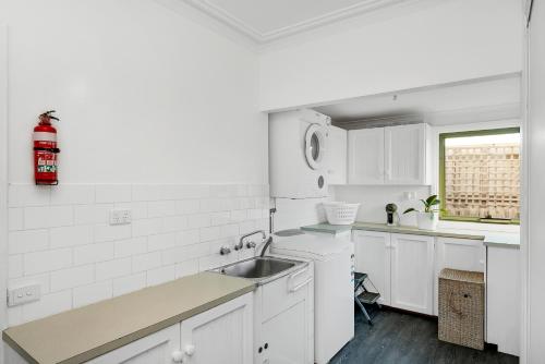 Una cocina o cocineta en Island Escape with 12m Indoor Pool
