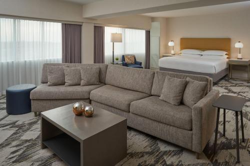 Χώρος καθιστικού στο Sheraton Detroit Novi