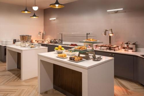 une cuisine avec un buffet de plats sur un comptoir dans l'établissement Sheraton Detroit Novi, à Novi