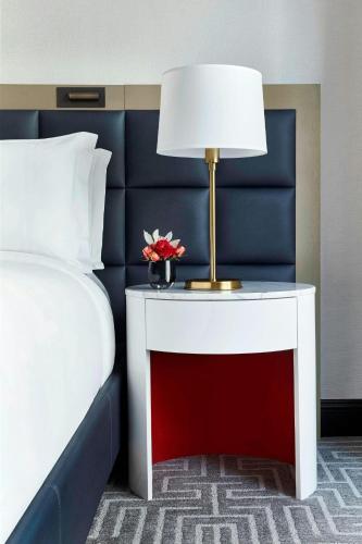 Postel nebo postele na pokoji v ubytování The Ritz-Carlton, Washington, D.C.