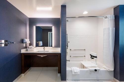 Salle de bains dans l'établissement Residence Inn Riverside Moreno Valley