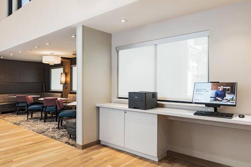 Télévision ou salle de divertissement dans l'établissement Residence Inn Riverside Moreno Valley