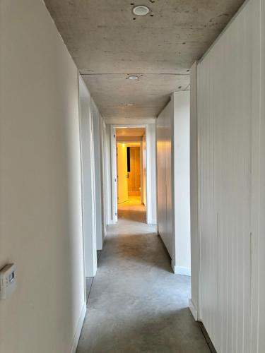 an empty hallway with a hallway leading to a door at SANTAMARIADELMAR Casa a estrenar frente al mar in Manantiales