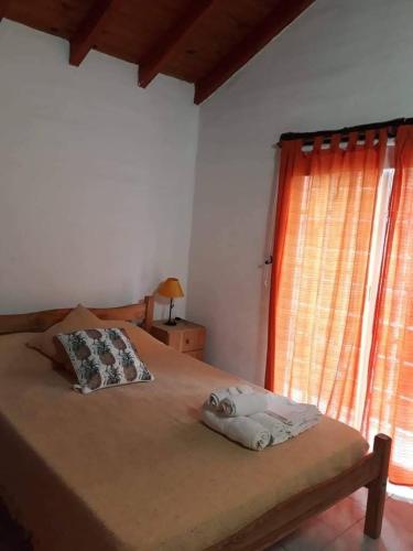 a bedroom with a large bed with a window at Cabañas Cuñas del Trapiche in Trapiche