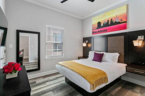 ニューオーリンズにあるFIVE Bathrooms with FIVE Bedrooms and Stylishの大きなベッドと大きな絵画が壁に描かれたベッドルーム1室