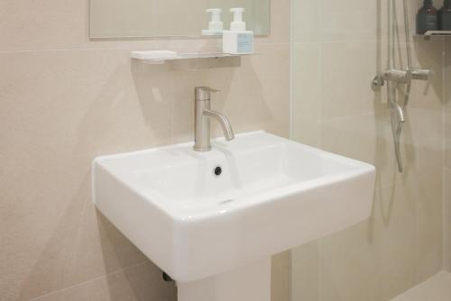 a white sink in a bathroom with a mirror at Aank Hotel Sejong in Sejong