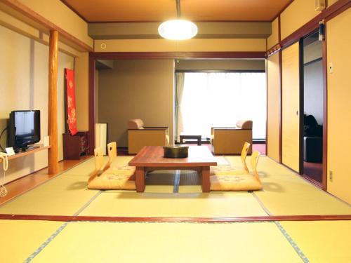 Una televisión o centro de entretenimiento en Hotel Kirishima Castle