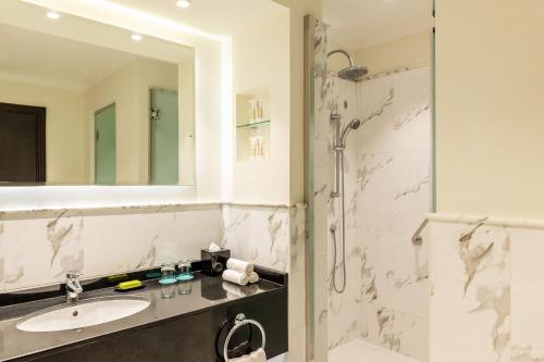 Ein Badezimmer in der Unterkunft Le Meridien Al Aqah Beach Resort