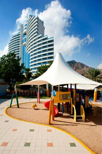 Ein Kinderspielbereich in der Unterkunft Le Meridien Al Aqah Beach Resort