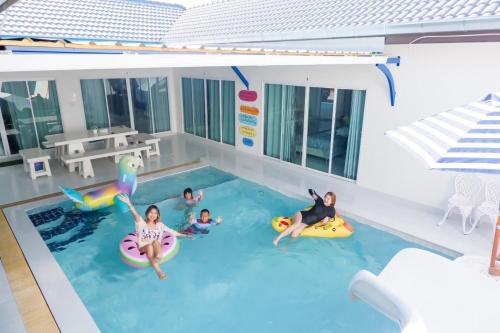 a group of children playing in a swimming pool at 91 Smile Pool Villa Sattahip in Ban Tao Than