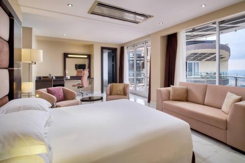 Postel nebo postele na pokoji v ubytování Protea Hotel by Marriott Kampala Skyz