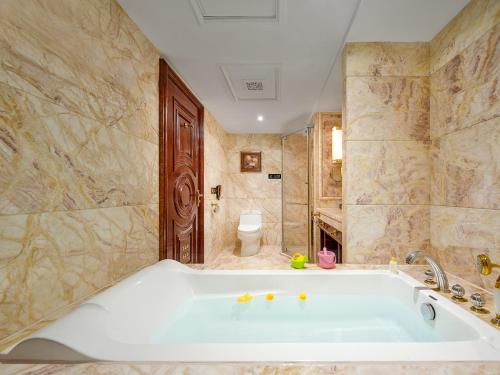 広州市にあるYueda Financial City International Hotelの広いバスルーム(バスタブ、トイレ付)