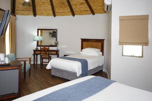 Ένα ή περισσότερα κρεβάτια σε δωμάτιο στο Protea Hotel by Marriott Oudtshoorn Riempie Estate