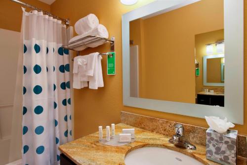 un bagno con lavandino e specchio di TownePlace Suites San Jose Cupertino a San Jose