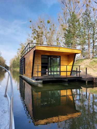 Haus Boat LIBERTY