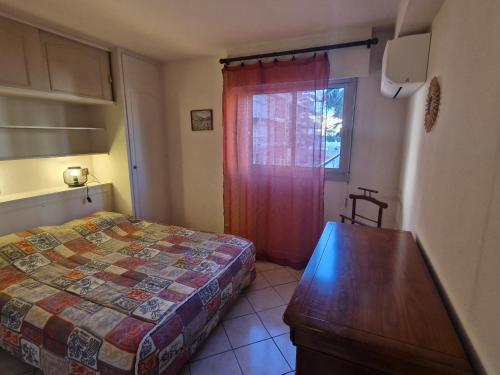 une chambre avec un lit, une commode et une fenêtre dans l'établissement Sainte-Maxime : Appartement moderne pour 4 personnes - FR-1-780-86, à Sainte-Maxime