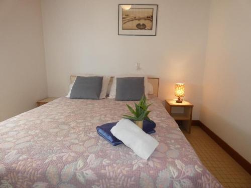 - une chambre avec un lit et une plante dans l'établissement Maison en forêt à 10 min de la plage, animaux admis, parking - FR-1-540-299, à Notre-Dame-de-Monts