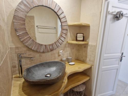 La salle de bains est pourvue d'un grand miroir et d'un lavabo. dans l'établissement Appartement 3 pièces climatisé avec piscine et parking proche plage à Sainte-Maxime - FR-1-780-87, à Sainte-Maxime