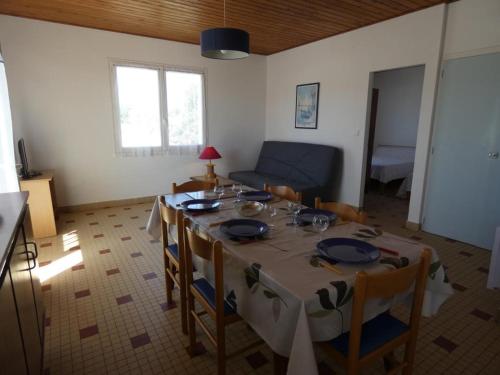 une salle à manger avec une table et un canapé dans l'établissement Appartement 1 ch, 5 pers, forêt, animaux acceptés, parking - FR-1-540-301, à Notre-Dame-de-Monts